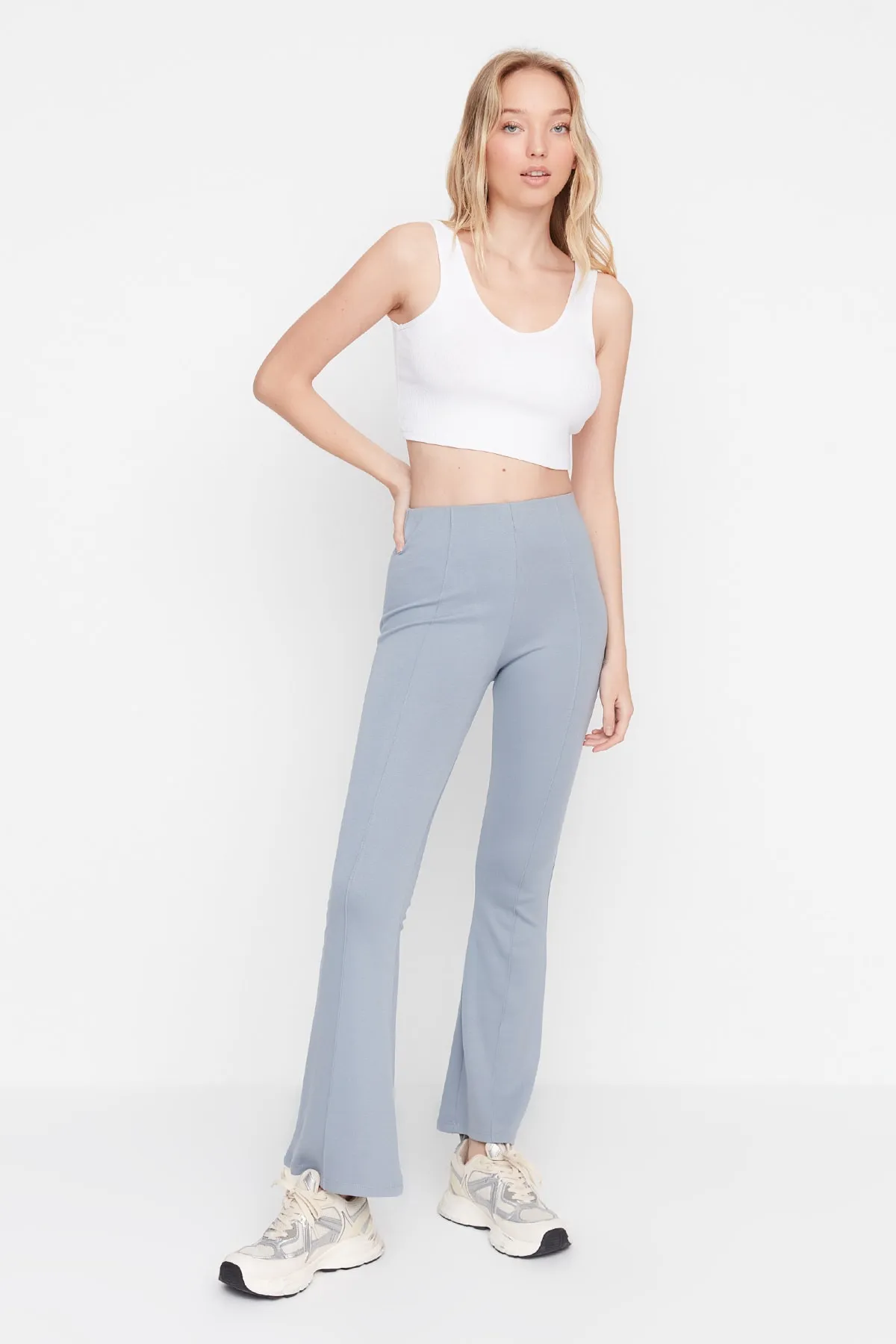 Trendyol Collection  Graue, gerippte, ausgestellte, elastische Hose mit spanischem Bein und hoher Taille, Strickhose TWOSS20PL0342