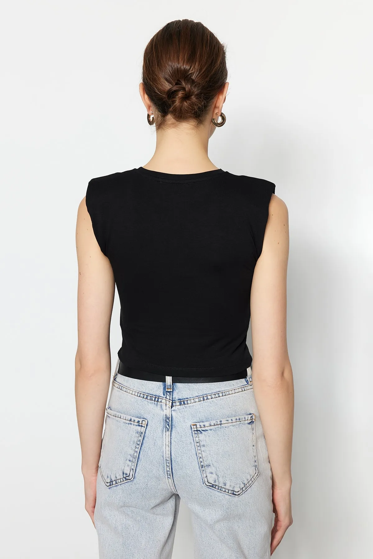 Trendyol Collection  Schwarze wattierte, eng anliegende, kurze, dehnbare Strickbluse mit Rundhalsausschnitt TWOSS23BZ00251