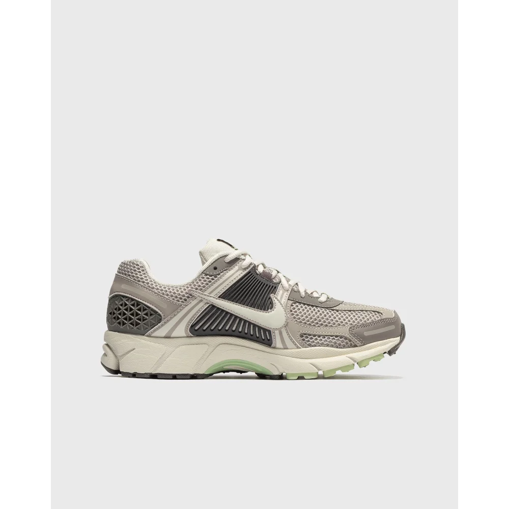 Nike Wmns Zoom Vomero 5 FB8825 001 / grau