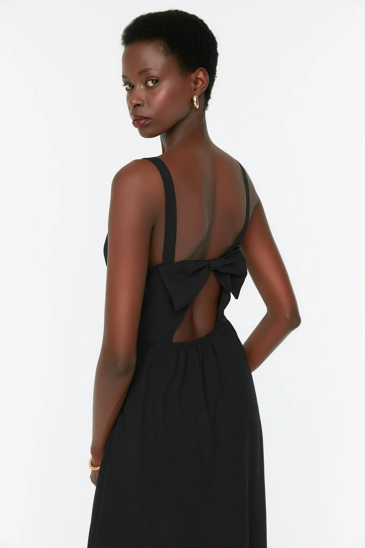 Trendyol Collection  Schwarzes Midi-Webkleid mit Taille und Rückendetail TWOSS22EL00266