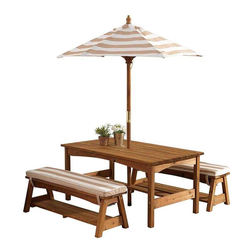 Table, bancs de jardin et parasol