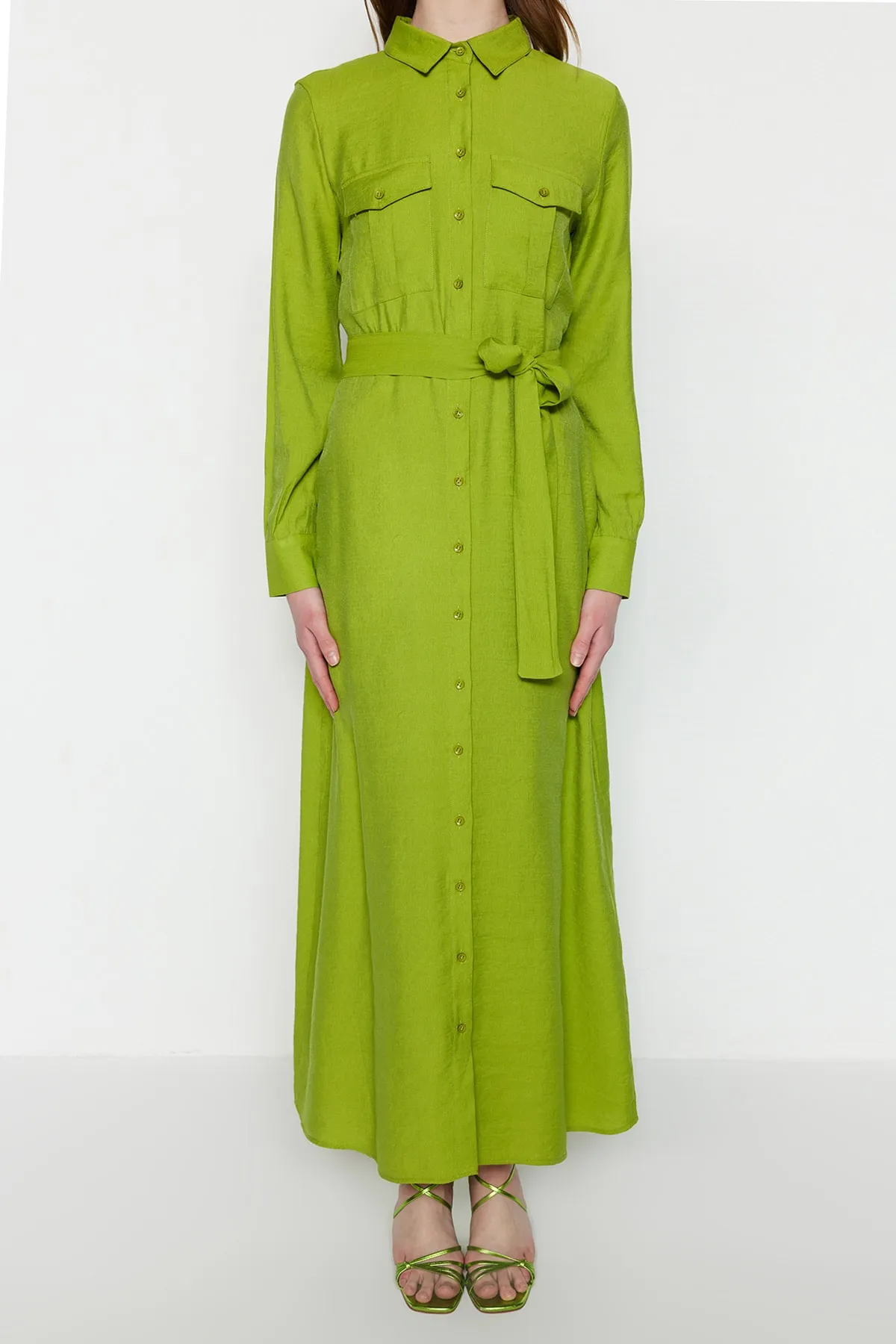 Trendyol Modest  Ölgrünes gewebtes Hemdblusenkleid mit Gürtel und Taschendetail TCTSS23EB00059