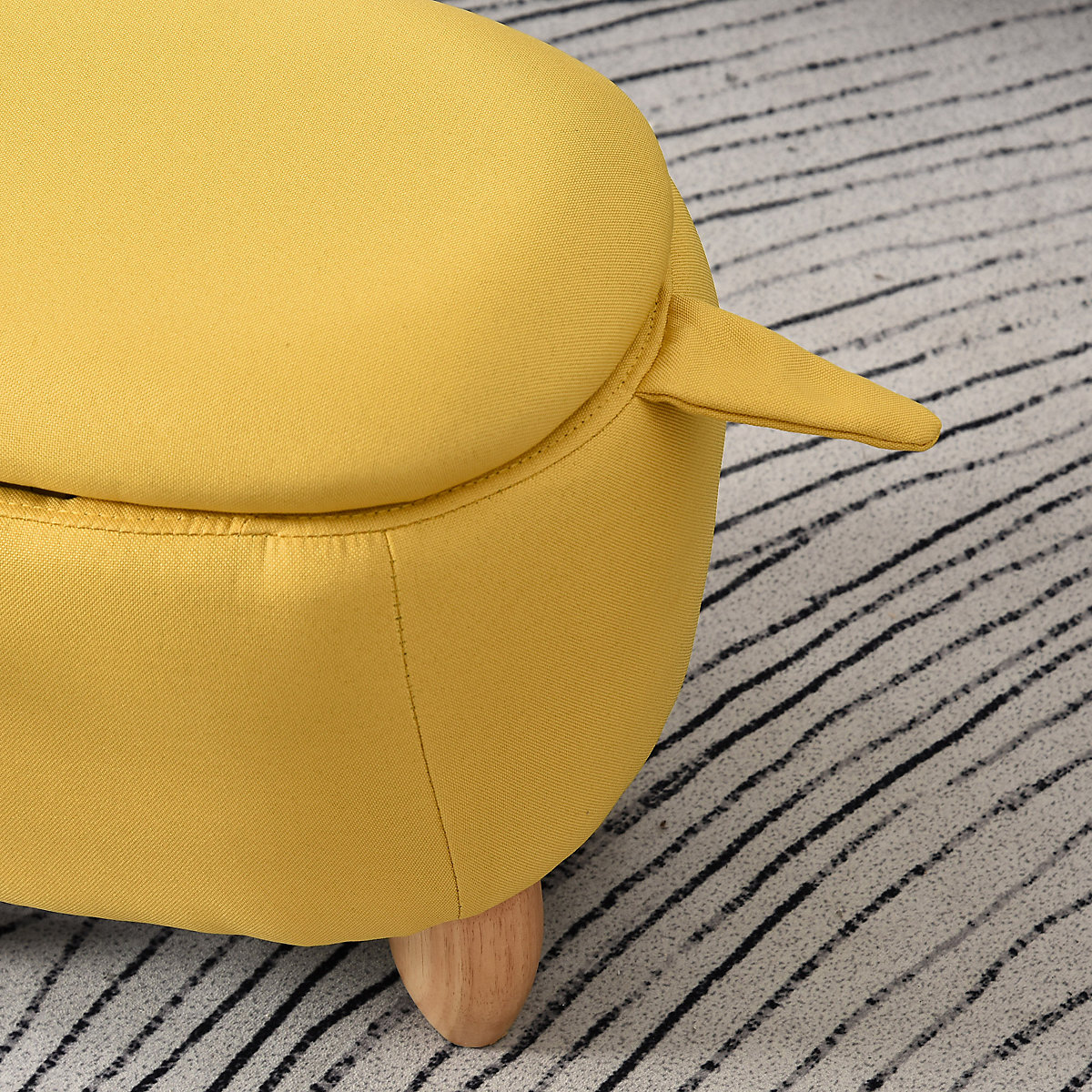 Kinderhocker in Schweinchenform