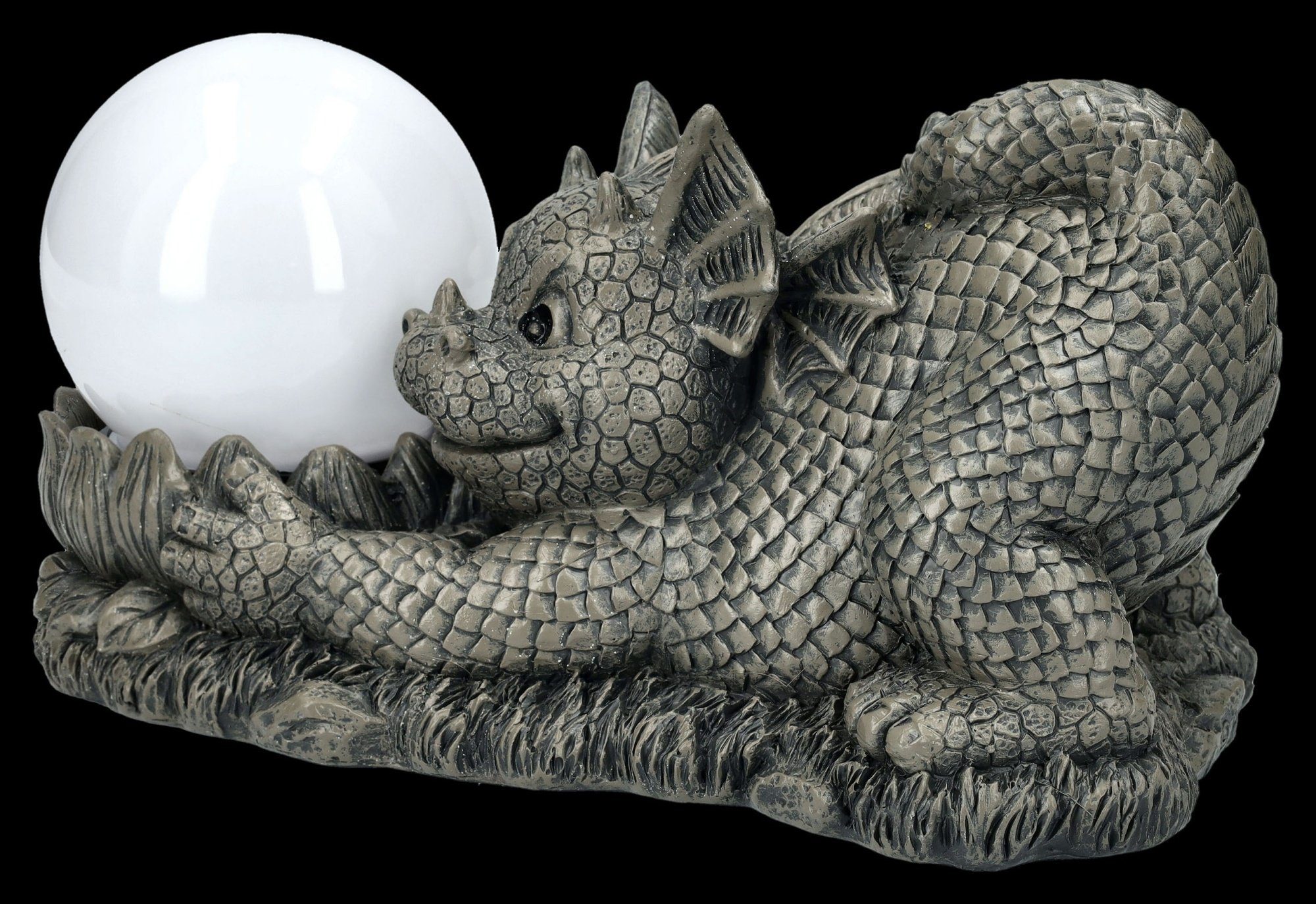 Figuren Shop GmbH Gartenfigur Garten Figur - Drache spielt mir Solarlampe - Gartenfigur Fantasy Dekofigur