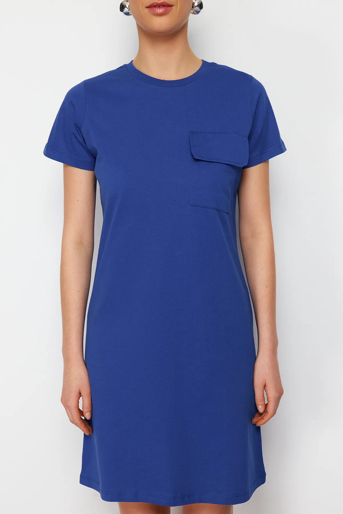 Trendyol Collection  Saks T-Shirt-Kleid aus 100 % Baumwolle mit Taschen, Rundhalsausschnitt und kurzen Ärmeln, gestrickt, TWOSS24EL00120