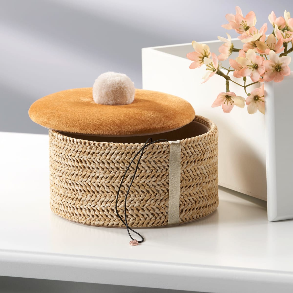 Box aus Bast & Samt mit Bommel, rund, 1 St