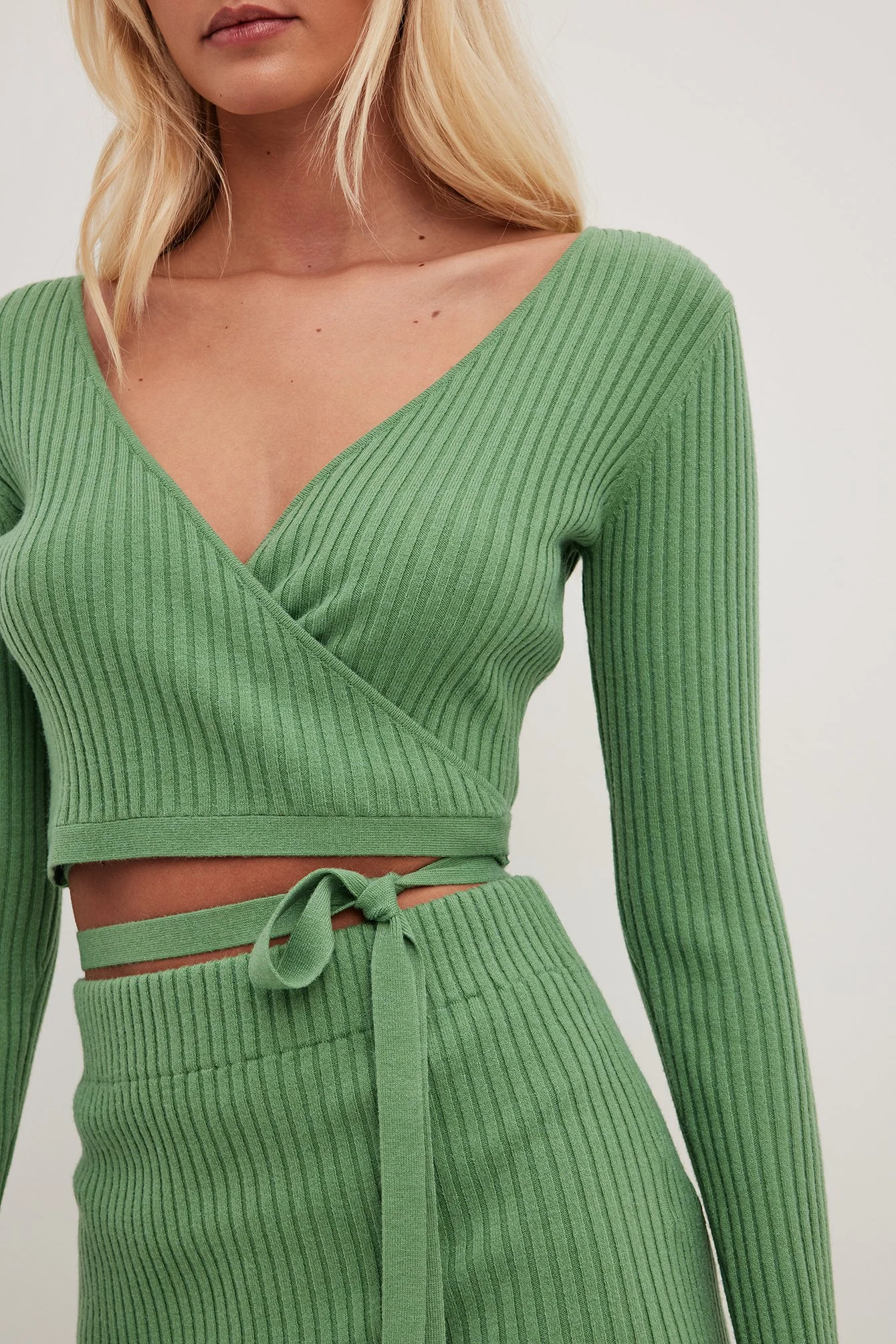 Geripptes Strickoberteil mit langen Ärmeln und Wickeldetail