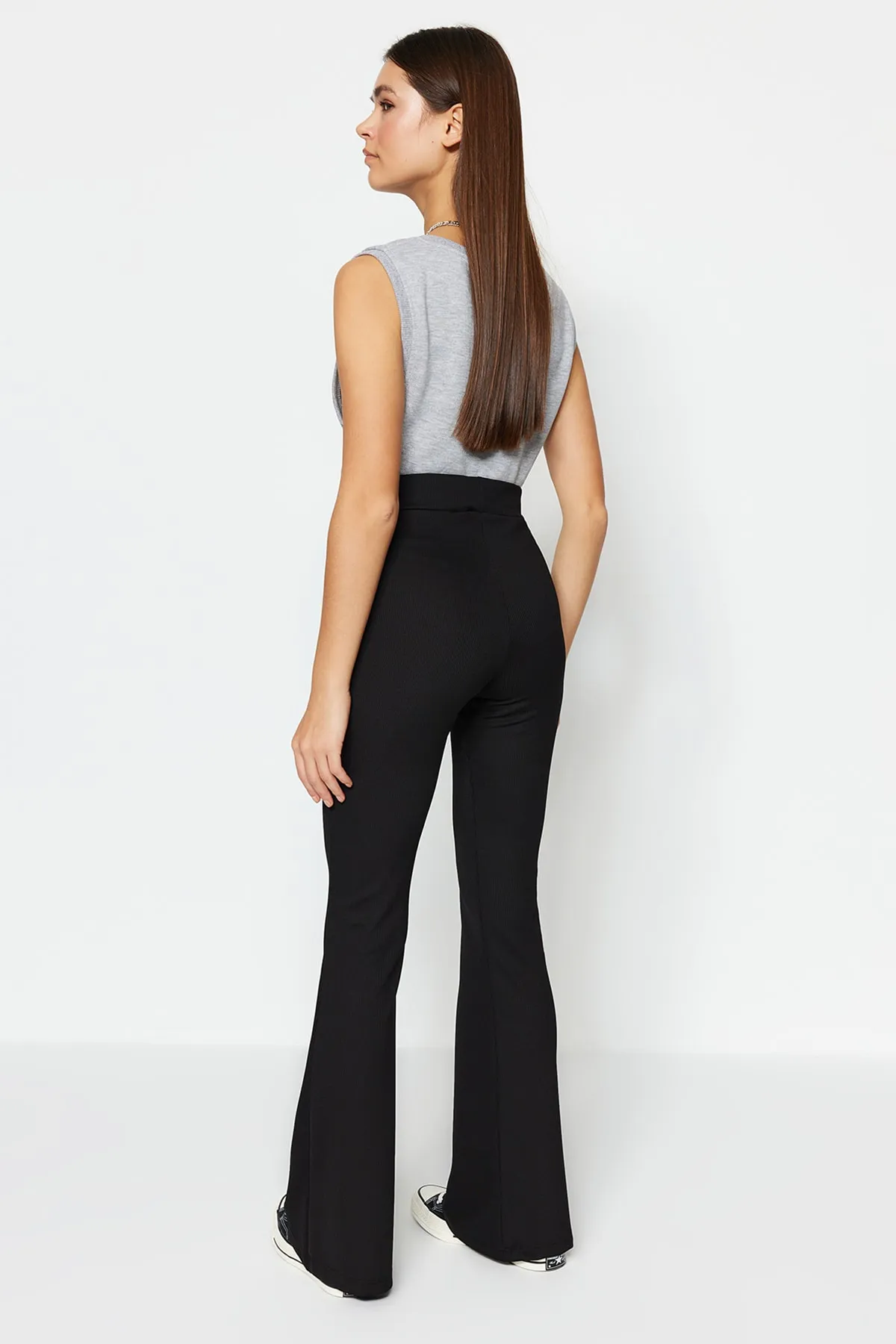 Trendyol Collection  Schwarze, gerippte, ausgestellte/ausgestellte Beine, dehnbare Strick-Leggings mit hoher Taille und hoher Taille TWOSS23PL00135