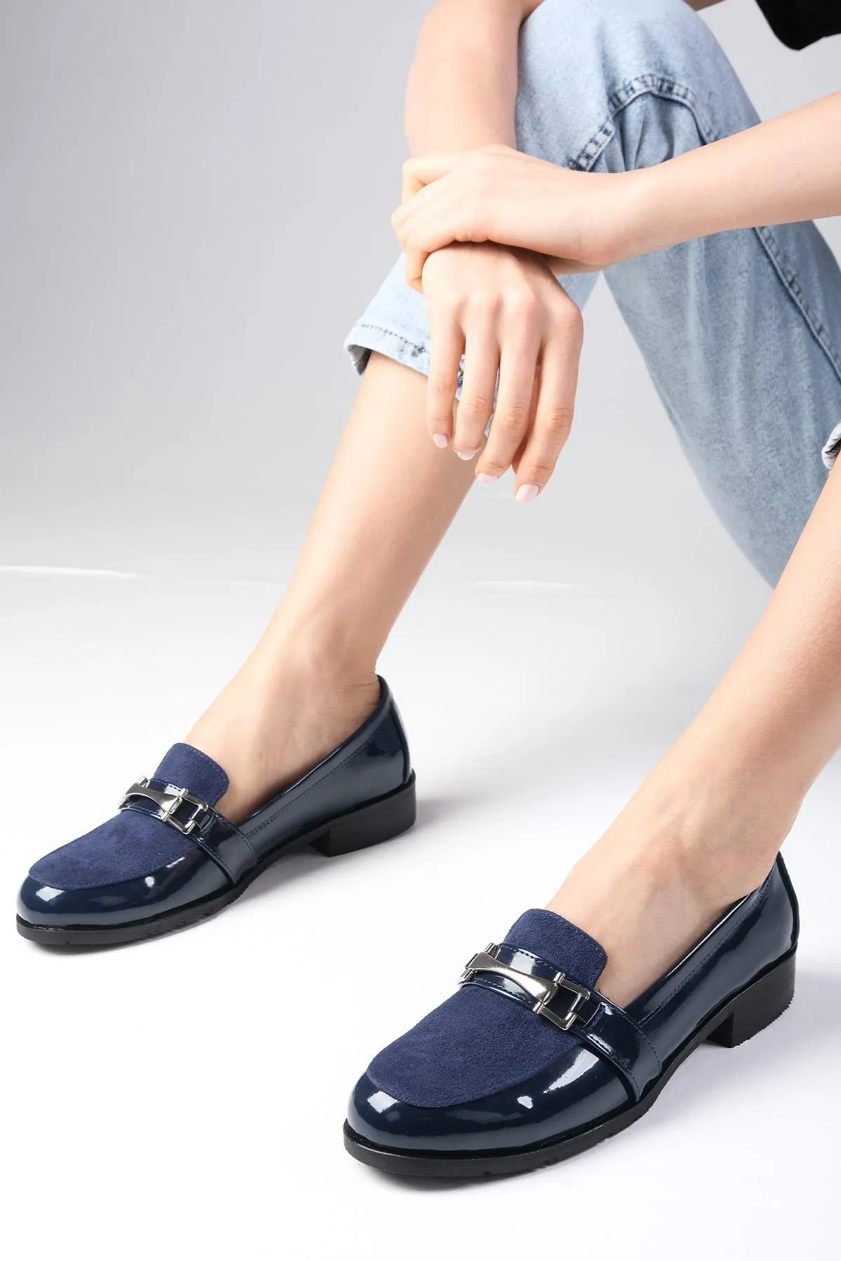 Mio Gusto  Marineblaue, flache Oxford-Schuhe aus Lackleder und Wildleder für Damen