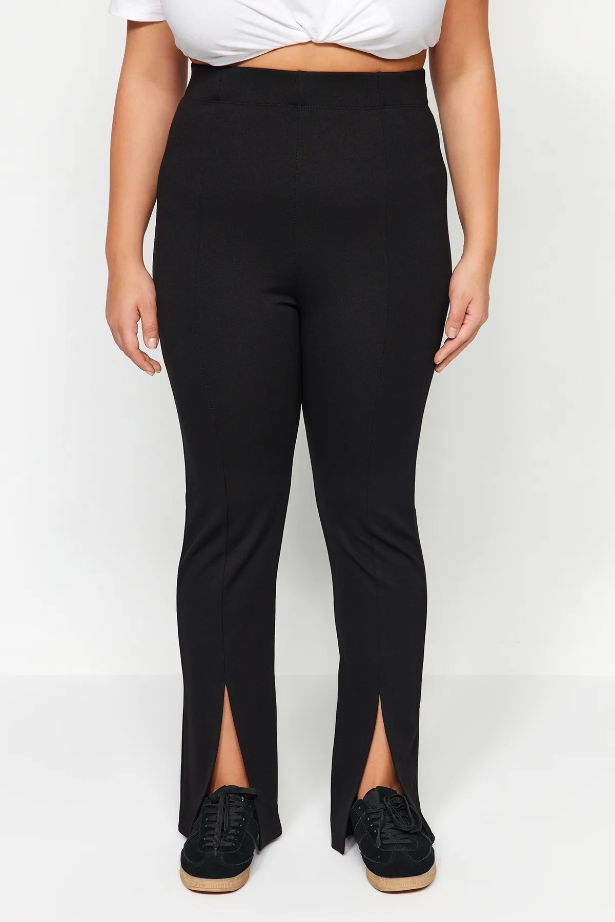 Trendyol Curve  Schwarze Strickhose mit Schlitz und hoher Taille TBBSS22PL00014