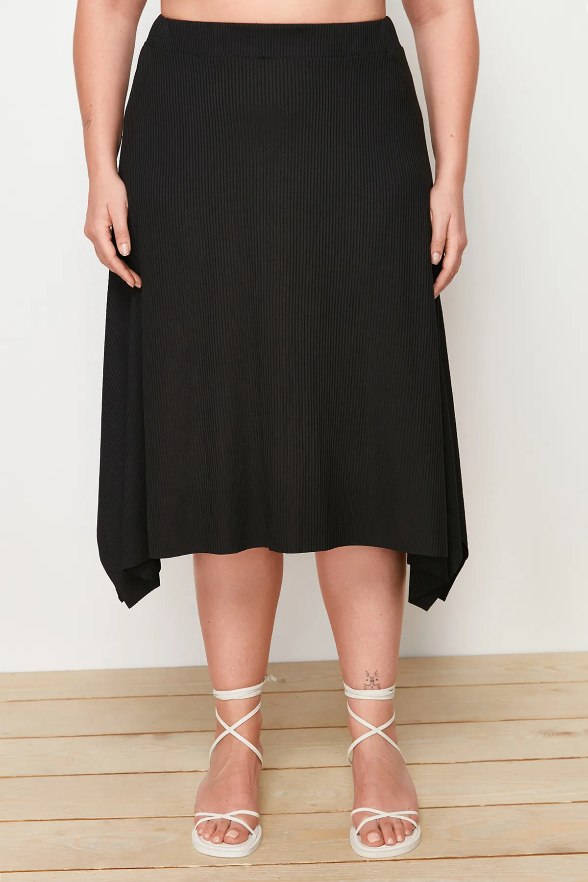 Trendyol Curve  Schwarzer asymmetrischer Strickrock TBSSS22ET0253