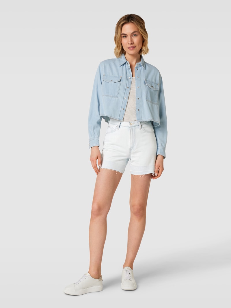 Jeansshorts mit ausgefransten Abschlüssen in hellblau