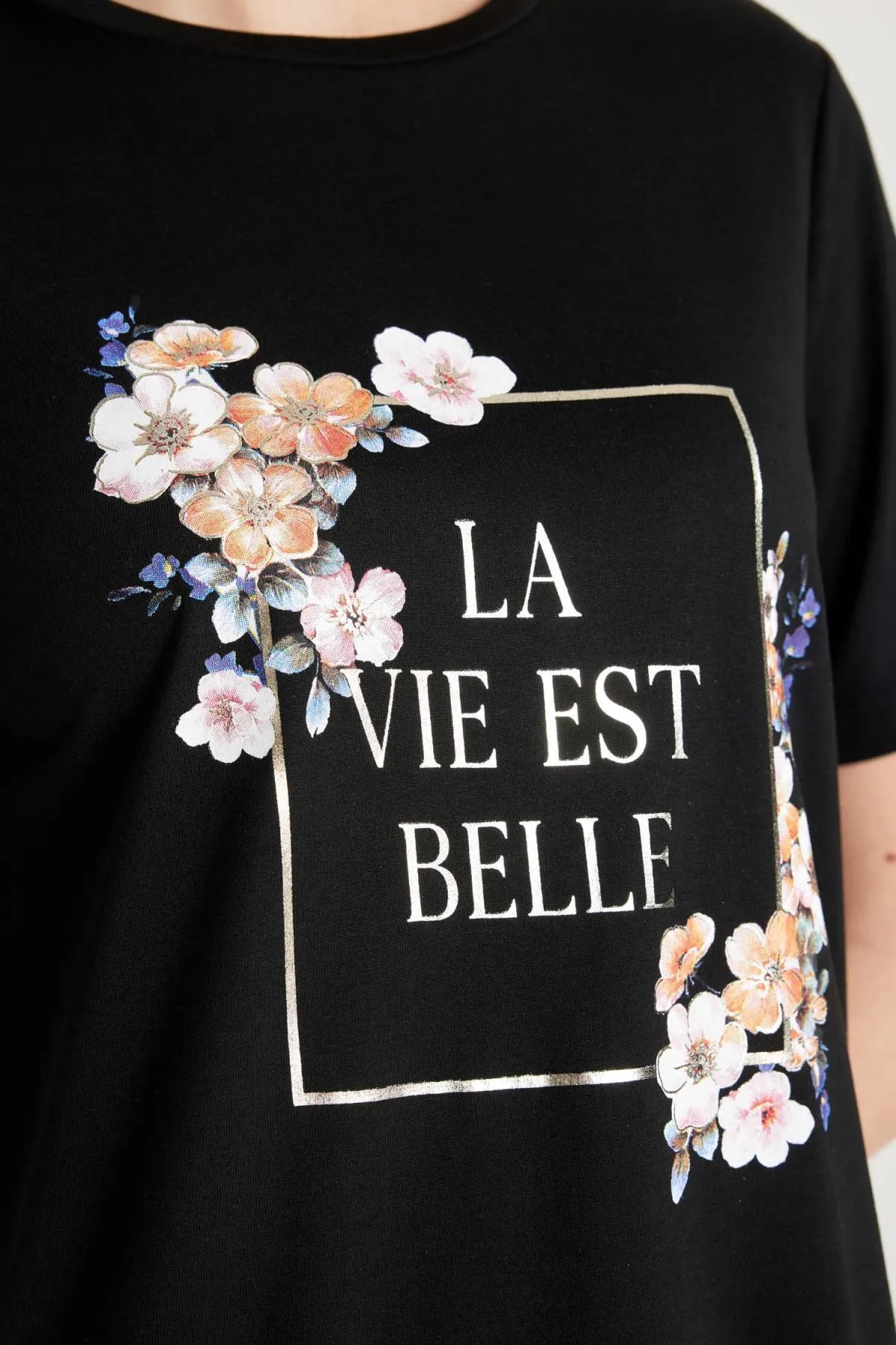 DeFacto  Normal geschnittenes, kurzärmliges T-Shirt mit Rundhalsausschnitt und Blumenmuster C2107ax24sp