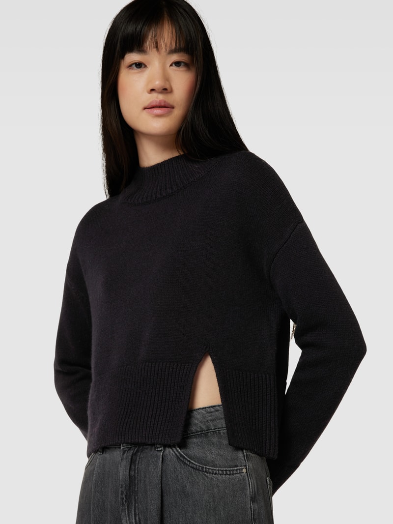 Strickpullover mit Seitenschlitz in schwarz