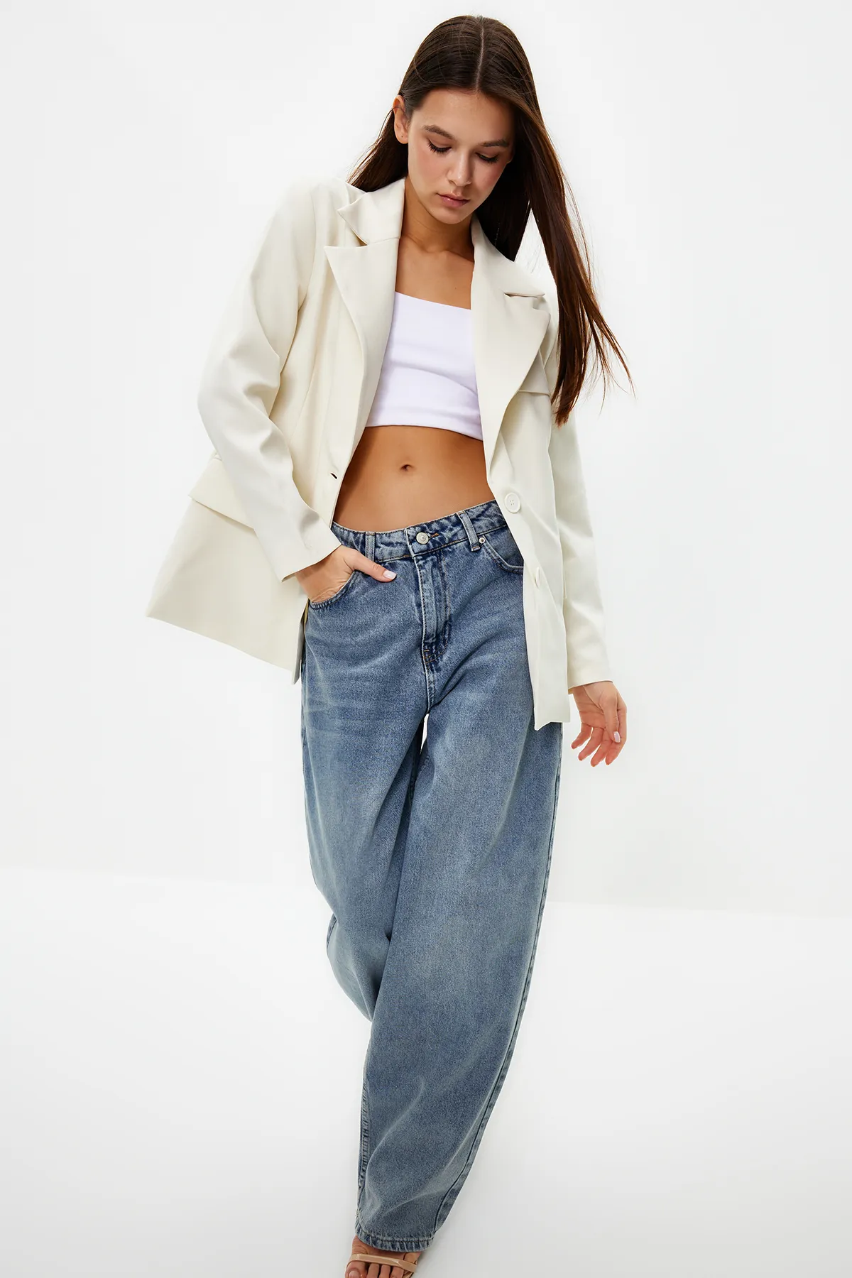 Trendyol Collection  Weiße, übergroße, gefütterte, gewebte Blazerjacke TWOSS22CE0077