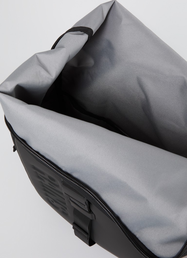 Mochila Rains Texel Moldada com compartimento para laptop de 16 polegadas e revestimento repelente à água.