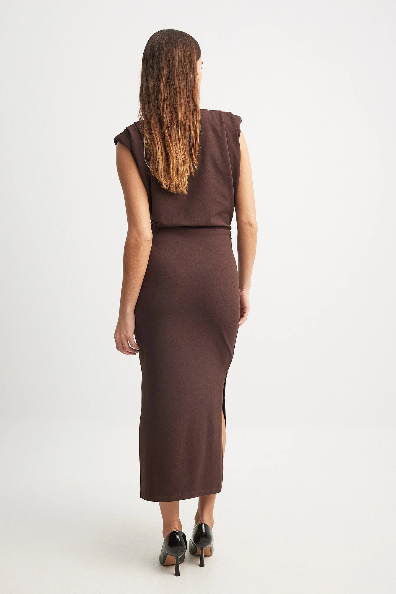 Midikleid mit markanten Schultern