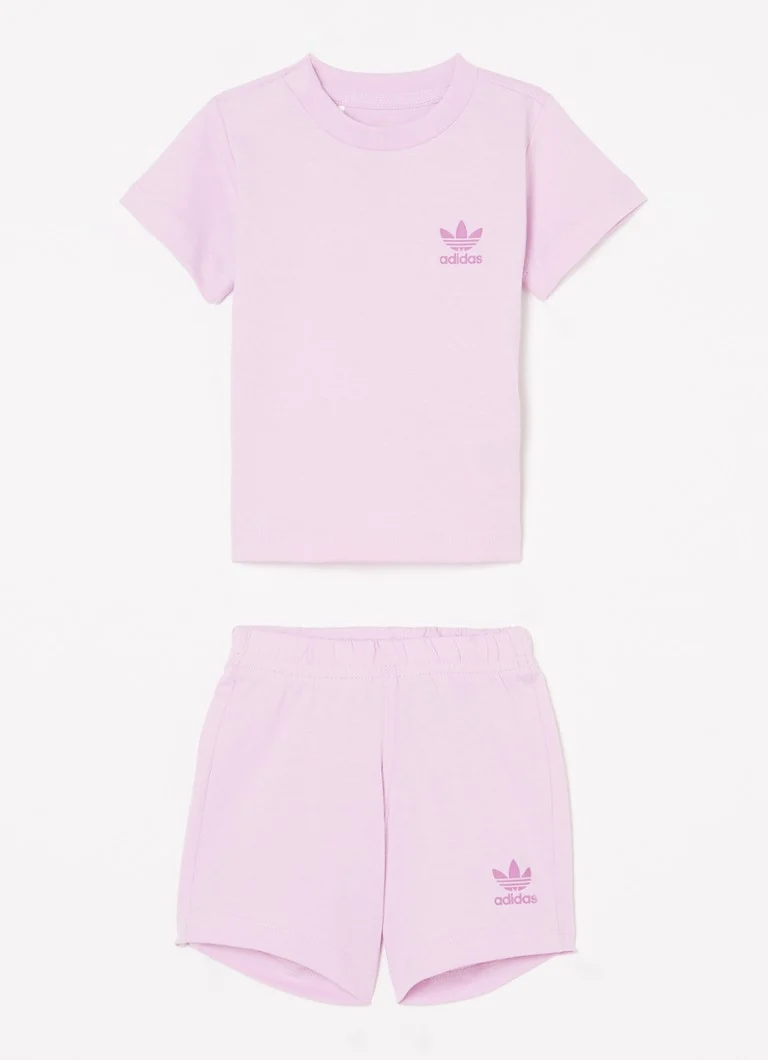 Set Adidas format dintr-un tricou și pantaloni scurți, două piese.