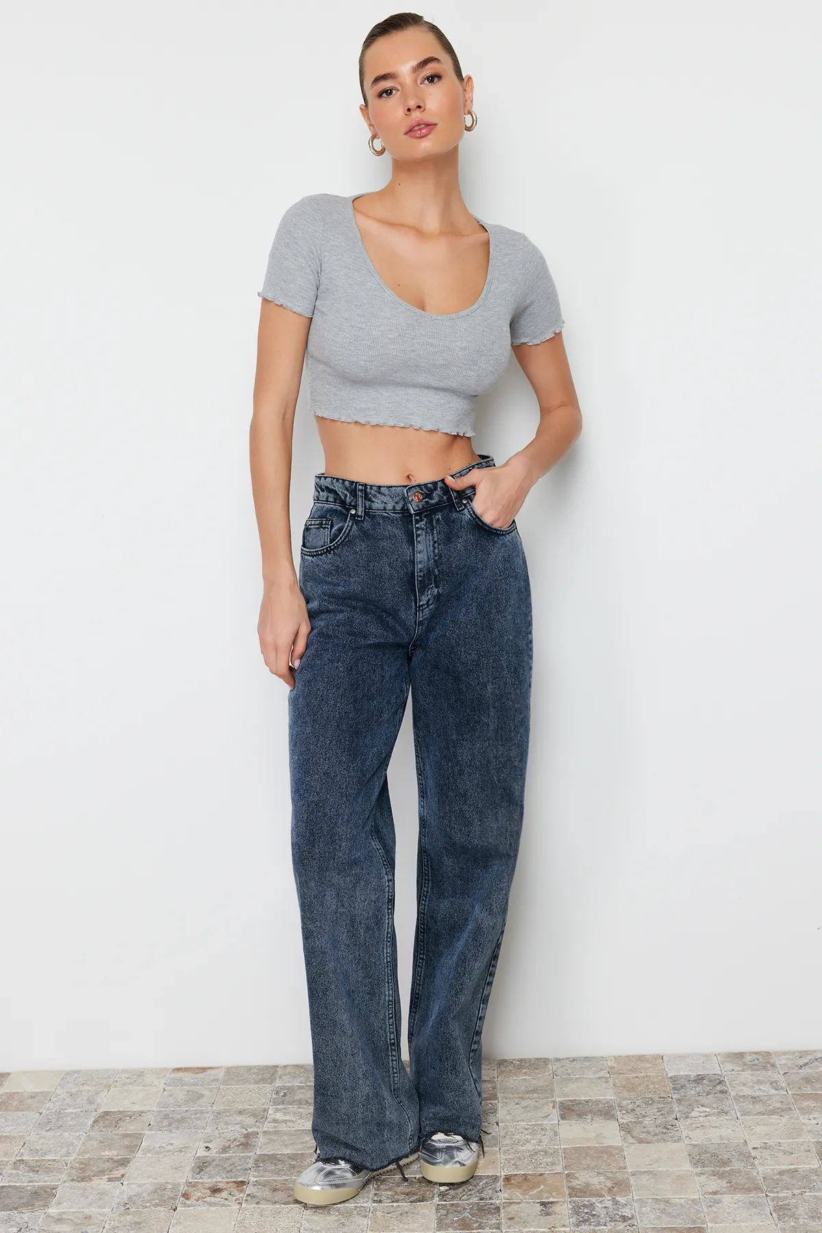 Trendyol Collection  Graue Melange-Baby-Overlock-Strickbluse mit Pool-Ausschnitt, detaillierte, bauchfreie, gerippte, dehnbare Strickbluse TWOSS24BZ00197