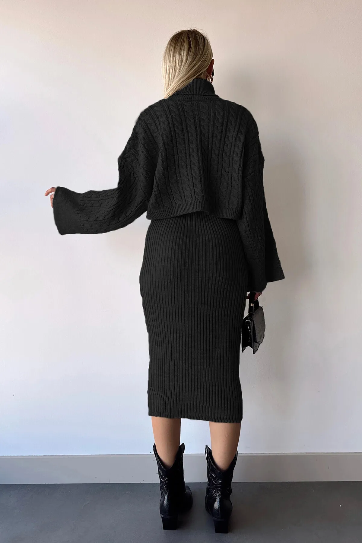 ZF BUTİK  Set aus schwarzem Rollkragenpullover mit gestricktem Motiv und Strickkleid