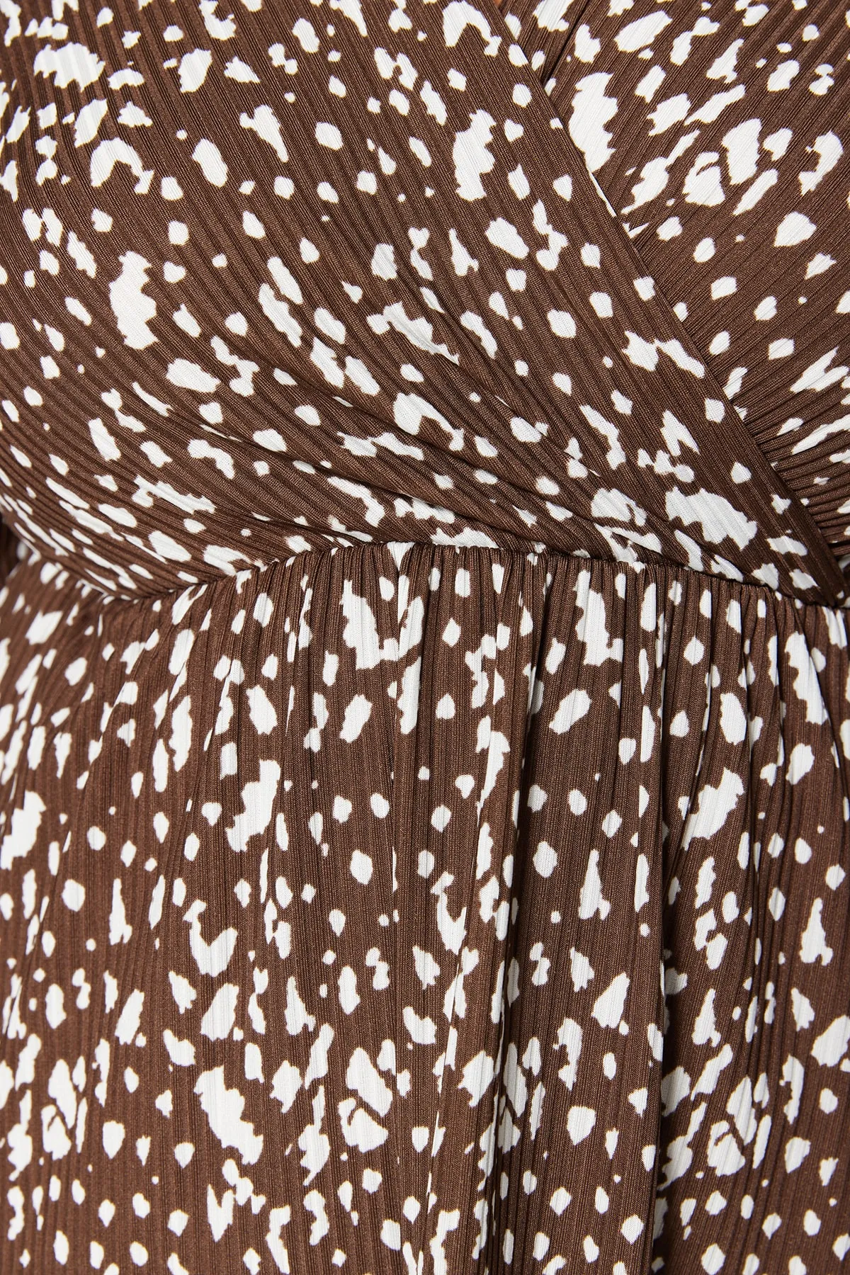 Trendyol Curve  Braunes A-Linien-Strickkleid mit zweireihigem Kragen und Tupfenmuster TBBAW23AH00003