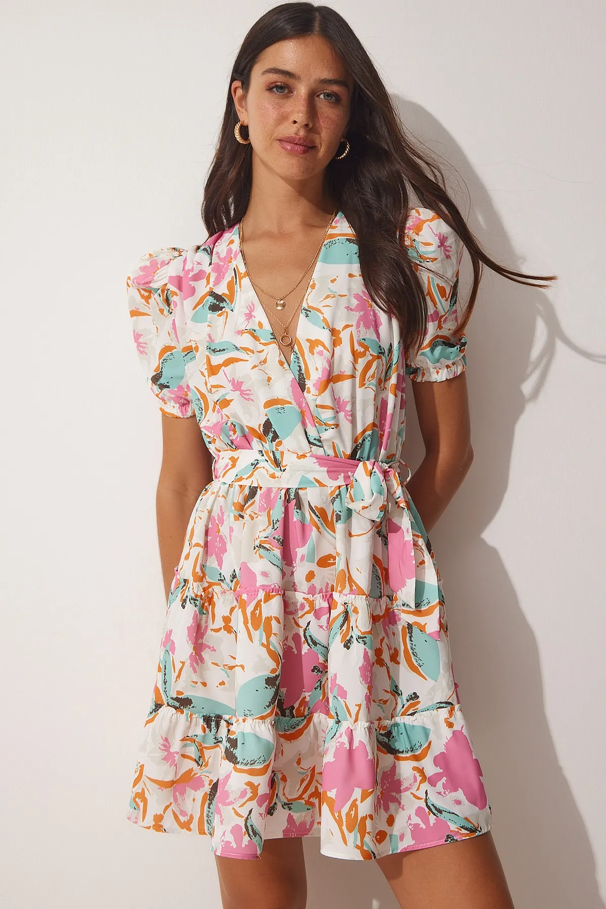 Happiness İstanbul  Cremefarbenes, rosa gemustertes Sommer-Minikleid mit Wickelkragen für Damen RV00113