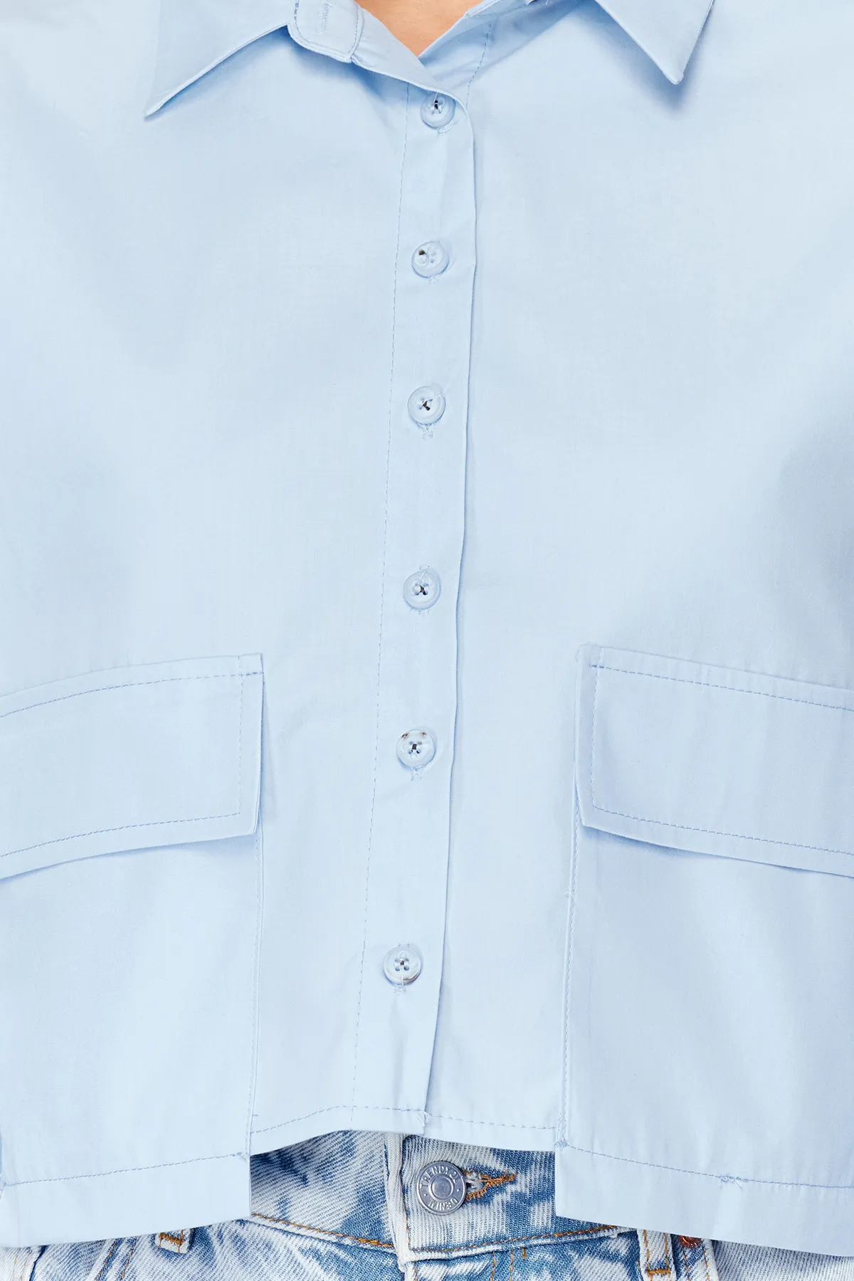 Trendyol Collection  Blaues gewebtes Crop-Shirt – Taschendetail, Regular Fit TWOSS24GO00098