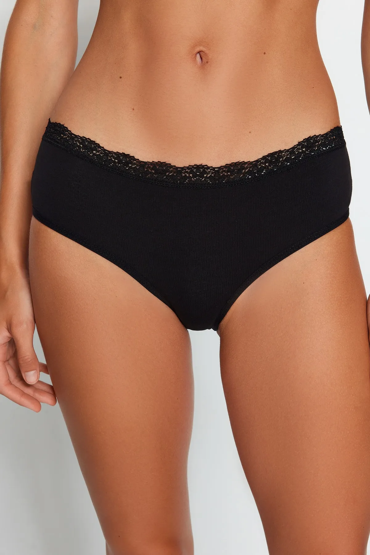 Trendyol Collection  3er-Pack schwarze Hipster-Strickhöschen aus Baumwolle mit Spitze und bequemer Passform THMAW24KU00009