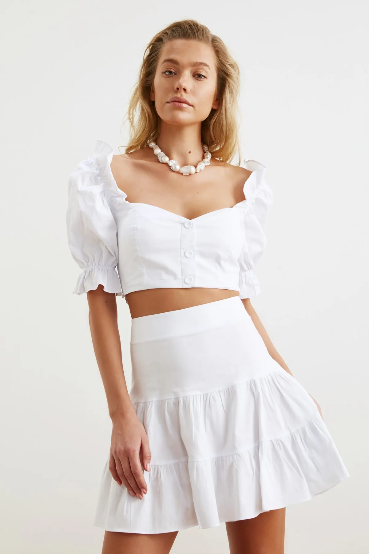 Trendyol Collection  Weißes Strand-Höschen-Top-Set mit Ballonärmeln und Volants TBESS20AU0017