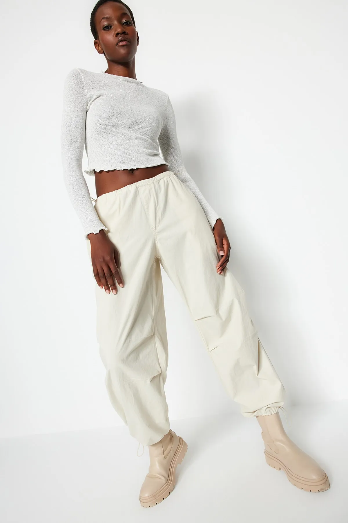 Trendyol Collection  Ecru-Lurex-Strickbluse mit hohem Kragen und kurzem Schnitt im Strick-Look TWOAW24BZ00096