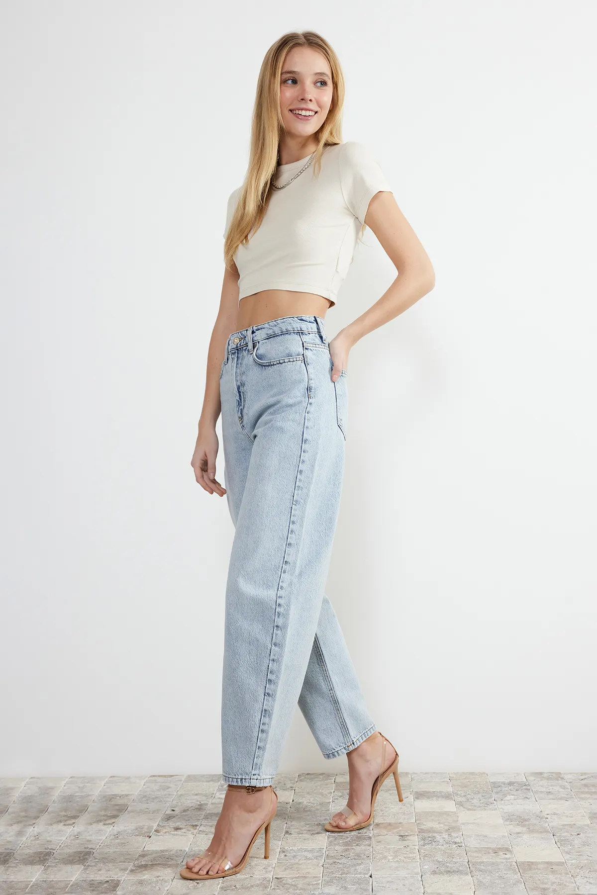 Trendyol Collection  Hellblaue Barrel-Jeans mit hoher Taille TWOSS24JE00113