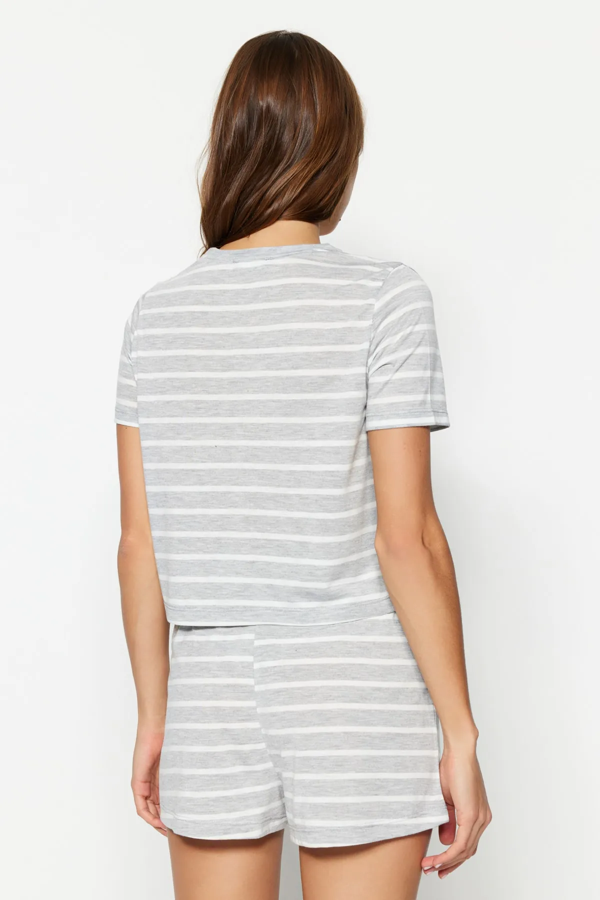 Trendyol Collection  Grau meliertes, mit Regenbogen bedrucktes T-Shirt-Shorts-Strick-Pyjama-Set THMSS20PT0230