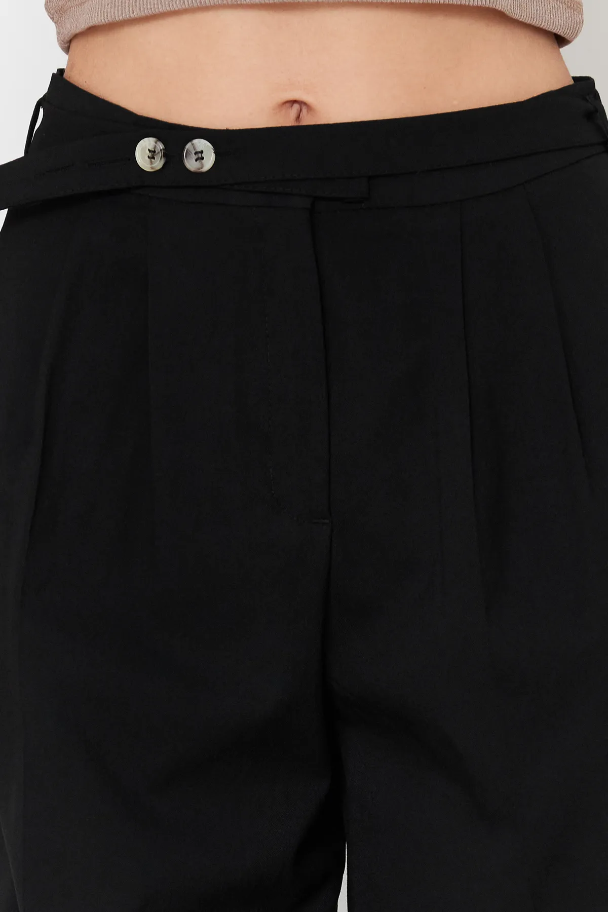 Trendyol Collection  Schwarze gerade/gerade geschnittene Hose mit Gürteldetail TWOSS24PL00023