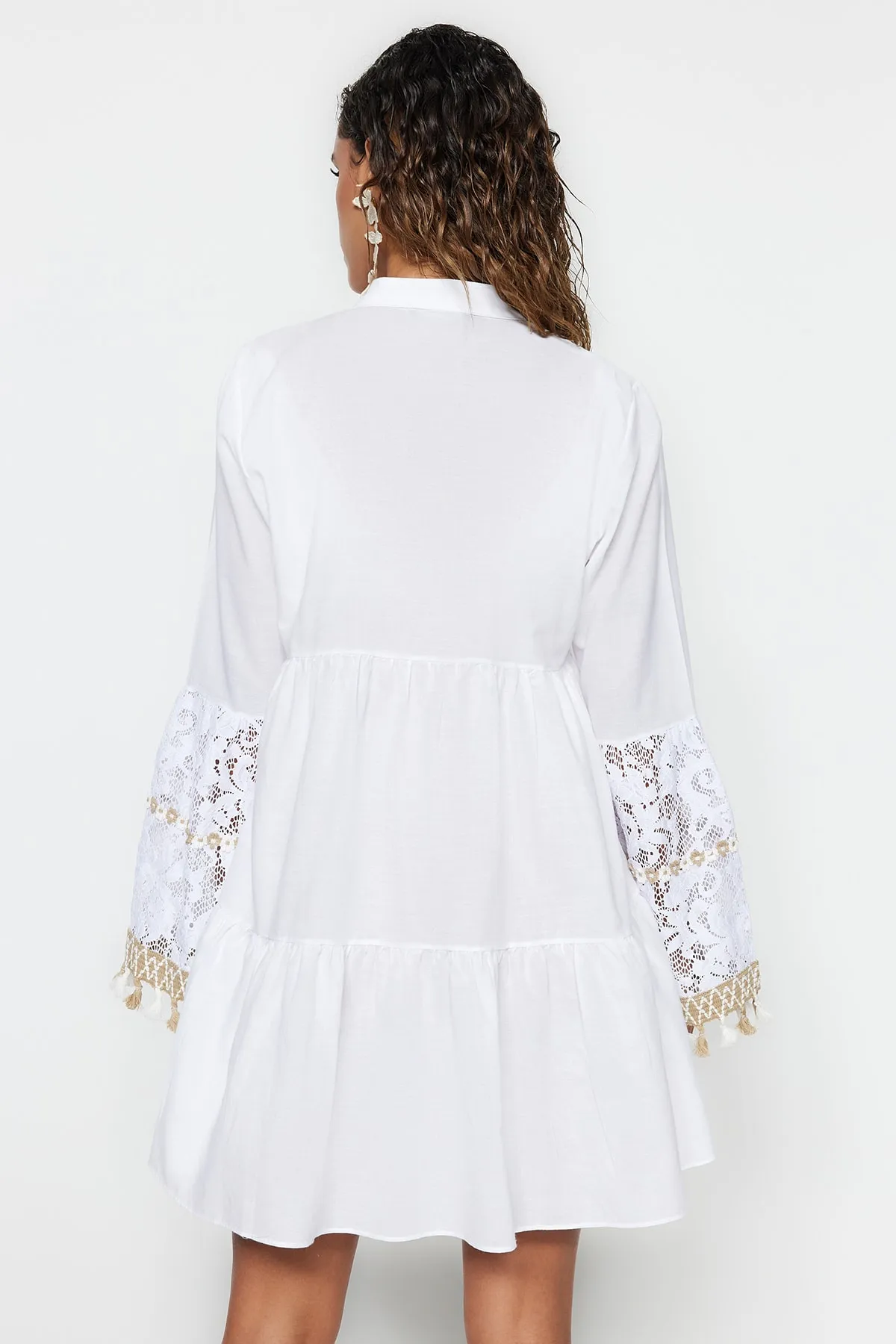 Trendyol Collection  Weißes, gewebtes, besticktes Mini-Strandkleid aus 100 % Baumwolle TBESS20EL0862