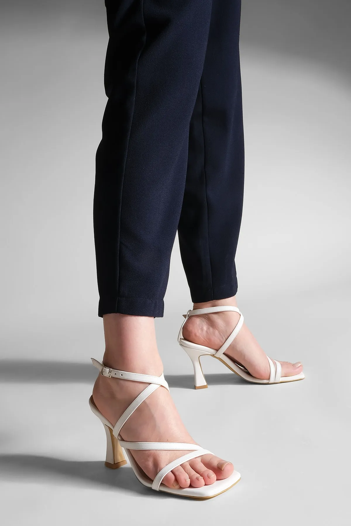Marjin  Damenschuhe mit Absatz, stumpfe Zehenpartie, dicker Absatz, Knöchelriemen, Sandalen mit Absatz, Lerve weiß