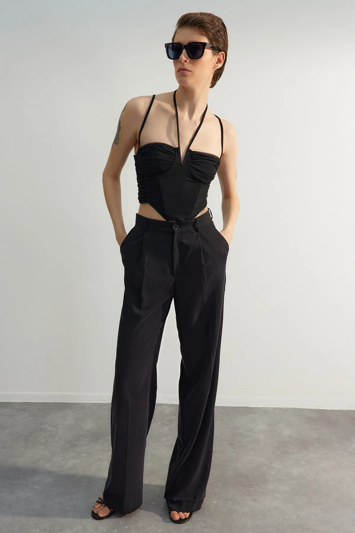 Trendyol Collection  Schwarzes, detailliertes Bustier mit V-Ausschnitt in limitierter Auflage TPRSS23BS00091