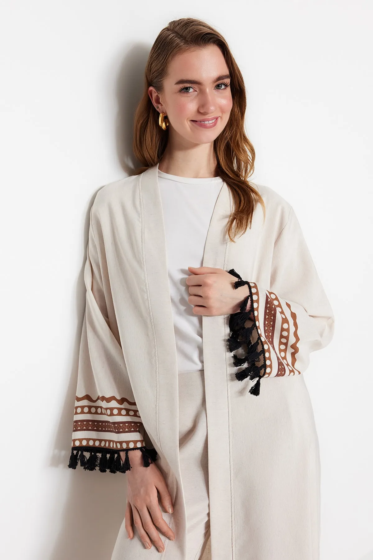 Trendyol Modest  Beiger, ethnisch gemusterter, langer, gewebter Kimono und Kaftan aus Baumwollmischung TCTSS23KK00012