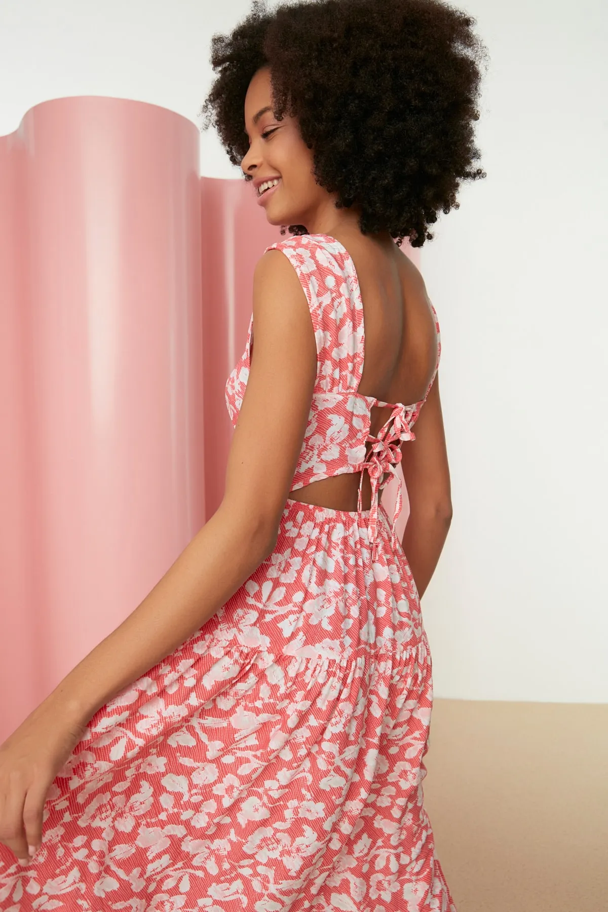 Trendyol Collection  Rotes Midikleid mit gewebtem Rückendetail und Blumenmuster und Taillenöffnung TWOSS21EL0709