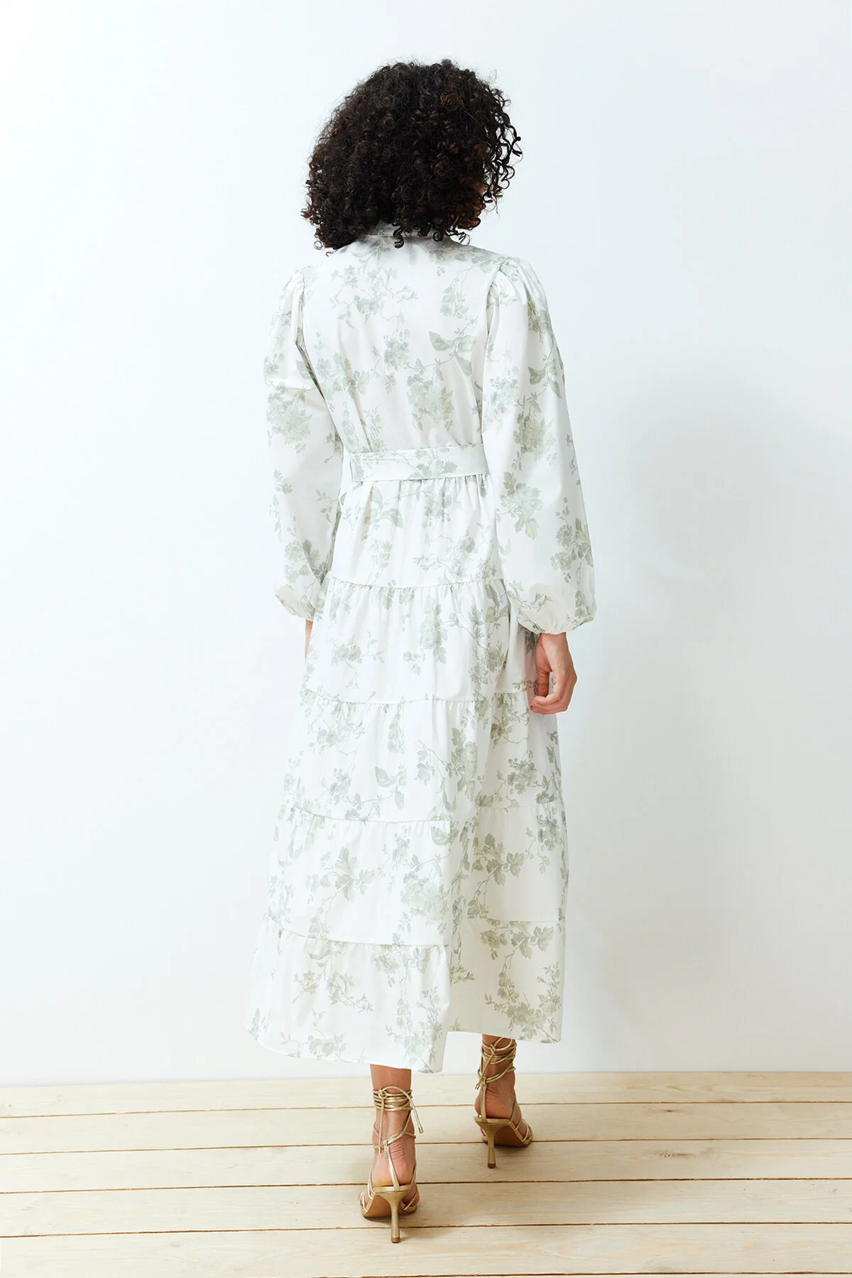 Trendyol Modest  Ecrufarbenes, gewebtes Kleid aus Popeline mit Stehkragen und Blumengürtel TCTSS24EB00153