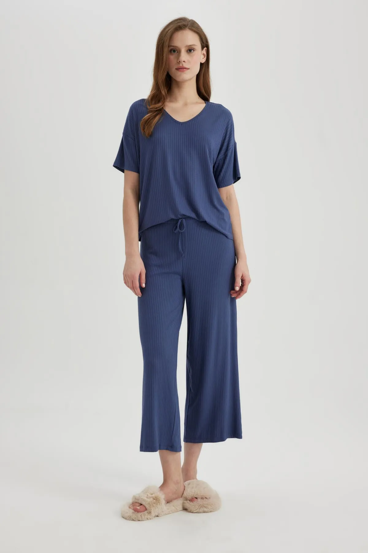 DeFacto  Lässiges Pyjamaoberteil mit V-Ausschnitt und kurzen Ärmeln - Fall In Love Regular Fit B6181ax24sp