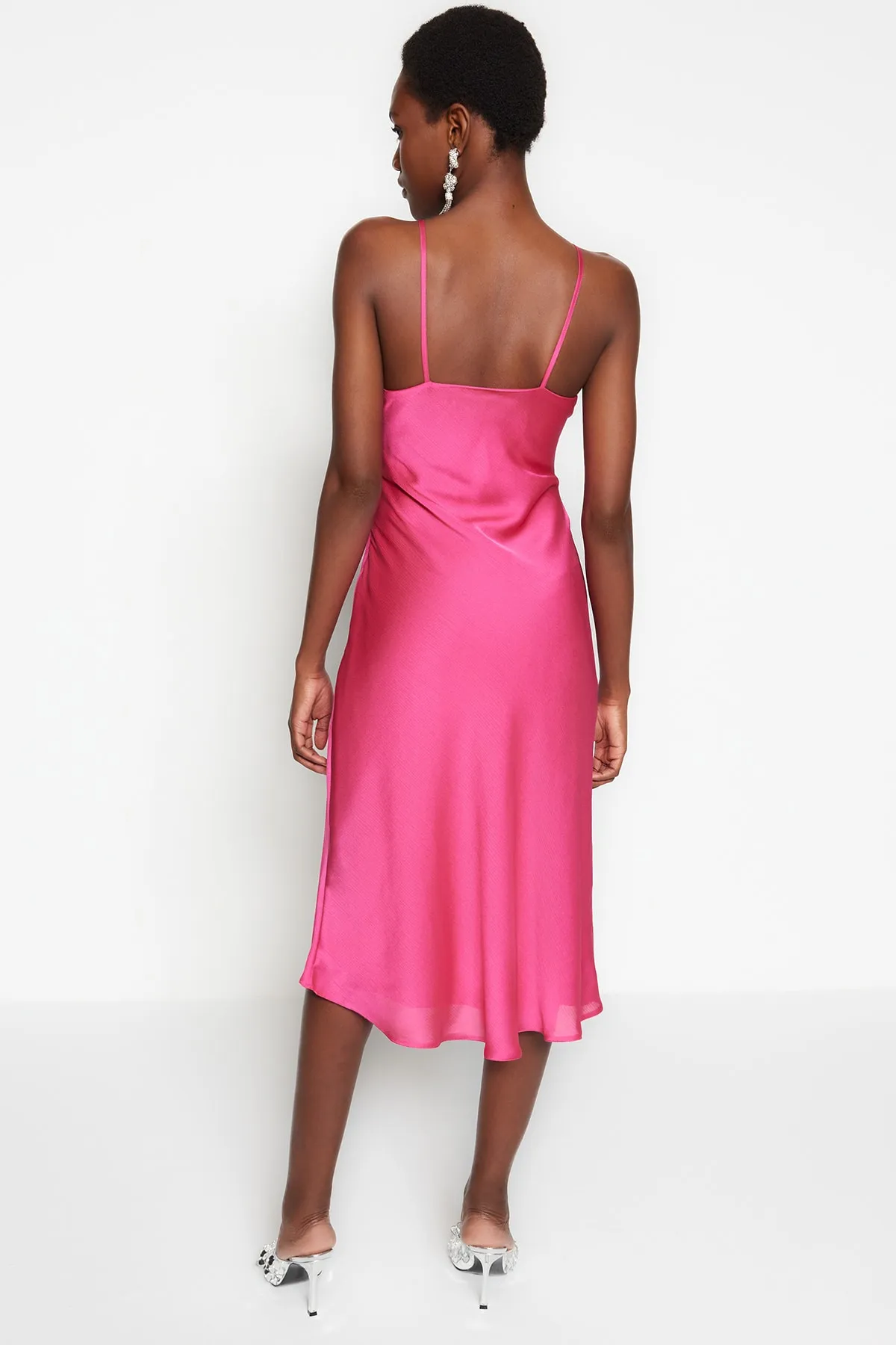 Trendyol Collection  Fuchsia gefüttertes, gewebtes, ausgeschnittenes, elegantes Satin-Abendkleid mit Fensterausschnitt und Ausschnitt TPRSS23EL00102