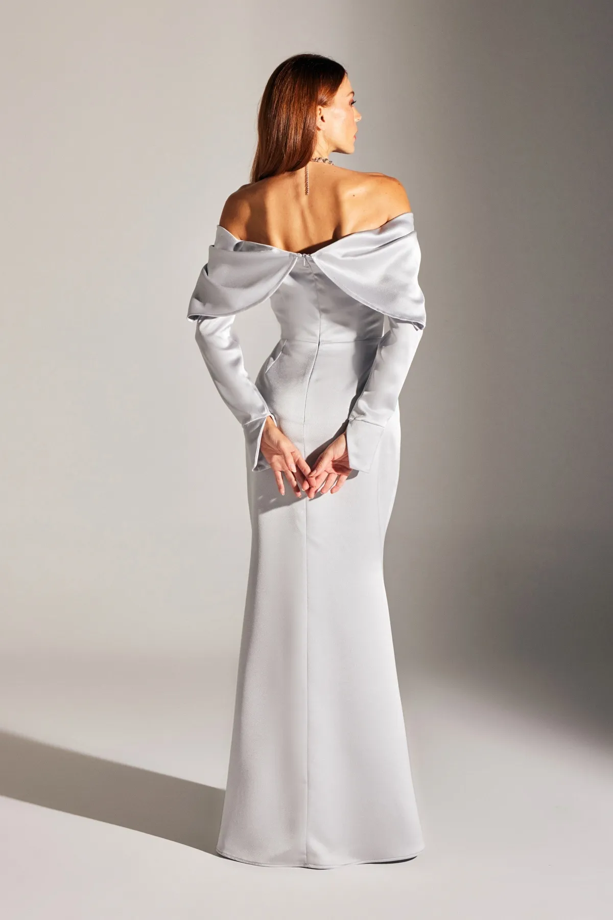 BETTY & SAM  NEUES CLARA-Abendkleid mit tiefem Schulter-Meerjungfrauenrock in GRAU