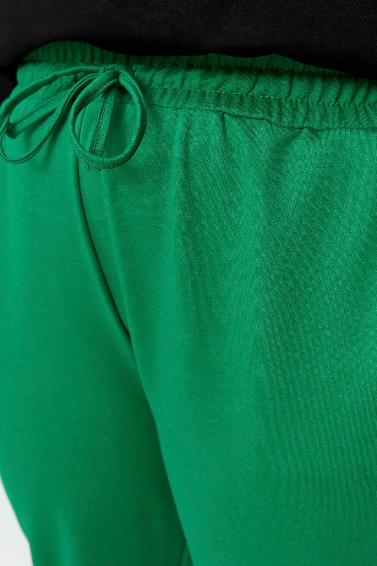Trendyol Curve  Grüne lockere Jogger-Jogginghose aus dünnem Strick TBBAW23AJ00011