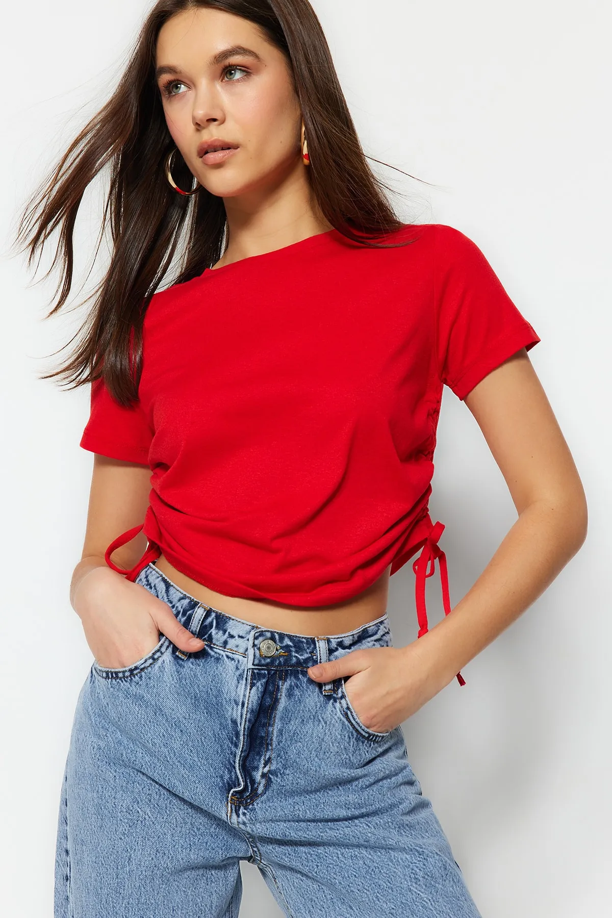 Trendyol Collection  Rotes Basic-Strick-T-Shirt aus 100 % Baumwolle mit Rundhalsausschnitt und Raffdetail TWOSS21TS0131