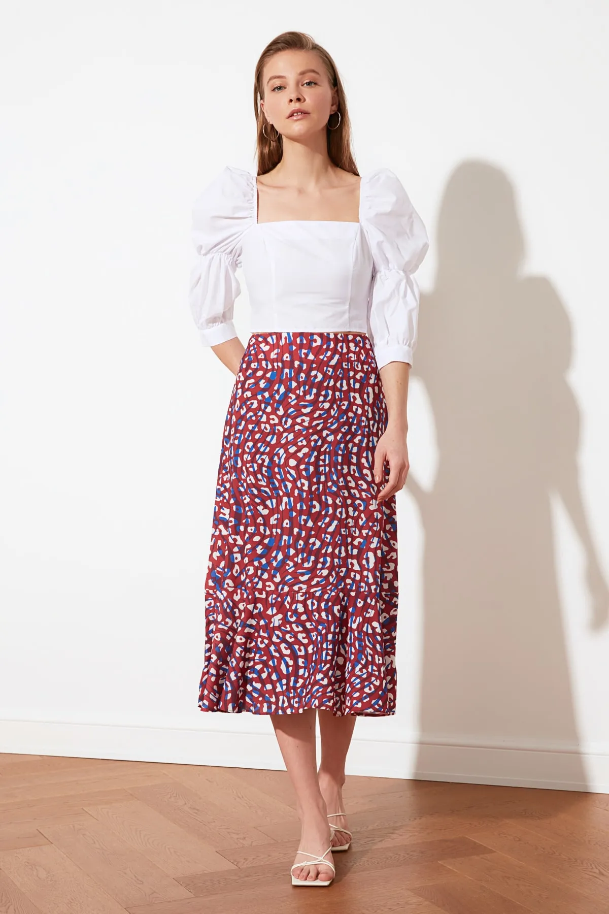 Trendyol Collection  Weiße, kurze, gewebte Bluse mit Ballonärmeln und quadratischem Ausschnitt TWOSS19XB0036