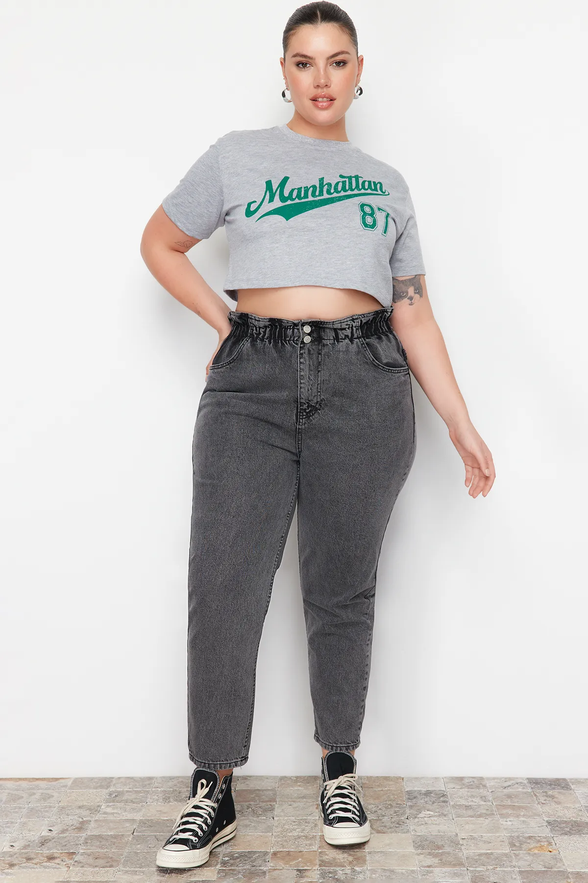 Trendyol Curve  Graue Mom-Jeans mit hoher Taille und elastischem Bund TBBAW23JE00002