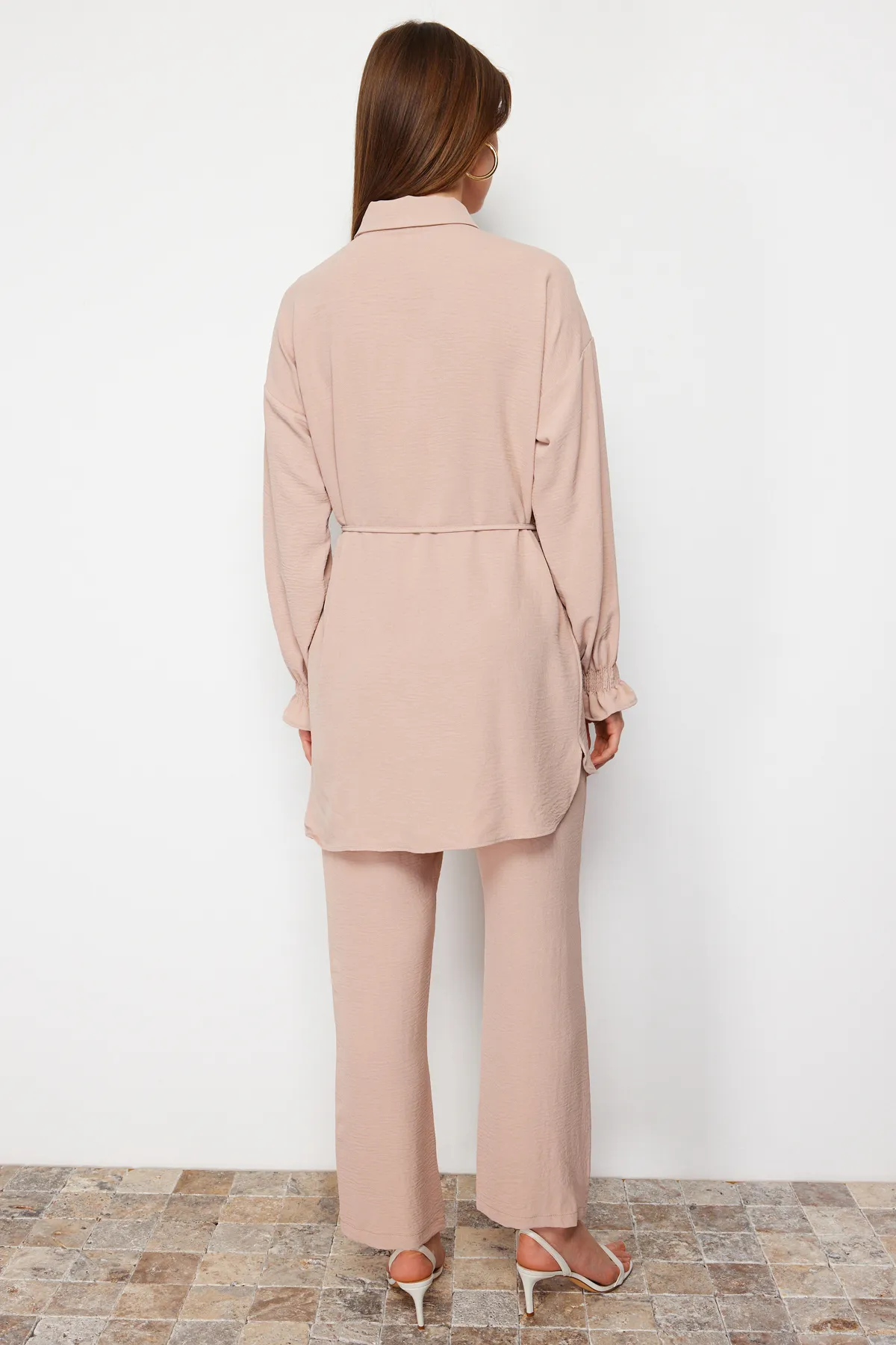 Trendyol Modest  Beiges gewebtes Aerobin-Hemd-Hosen-Set mit Gürtel TCTSS23US00018