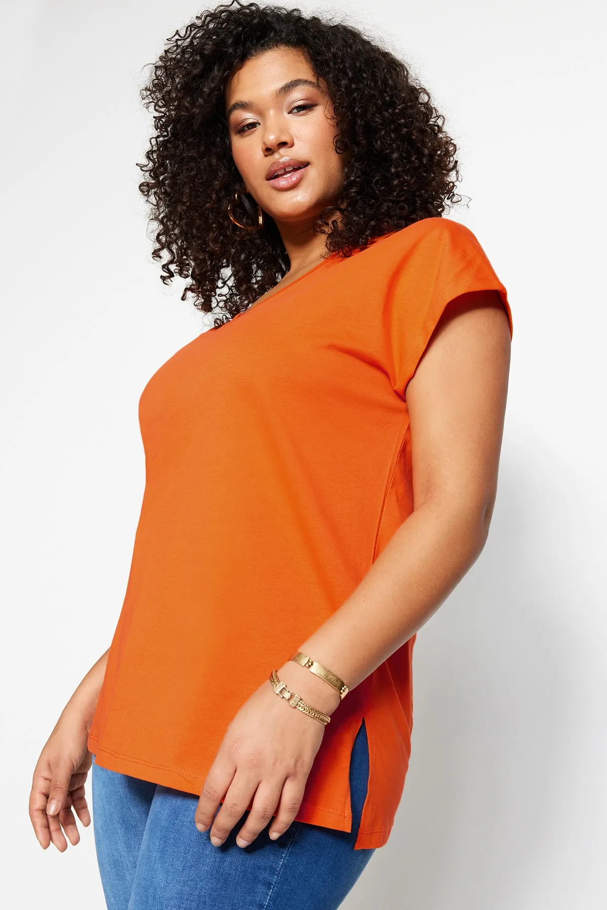Trendyol Curve  Orangefarbenes Boyfriend-Strick-T-Shirt mit V-Ausschnitt und Schlitz TBBSS22BF0036
