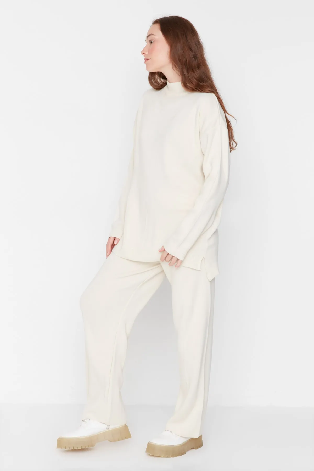 Trendyol Modest  Steinfarbenes Strickset mit halbem Rollkragen und Schlitzdetail, Pullover und Hose TCTAW23US00086