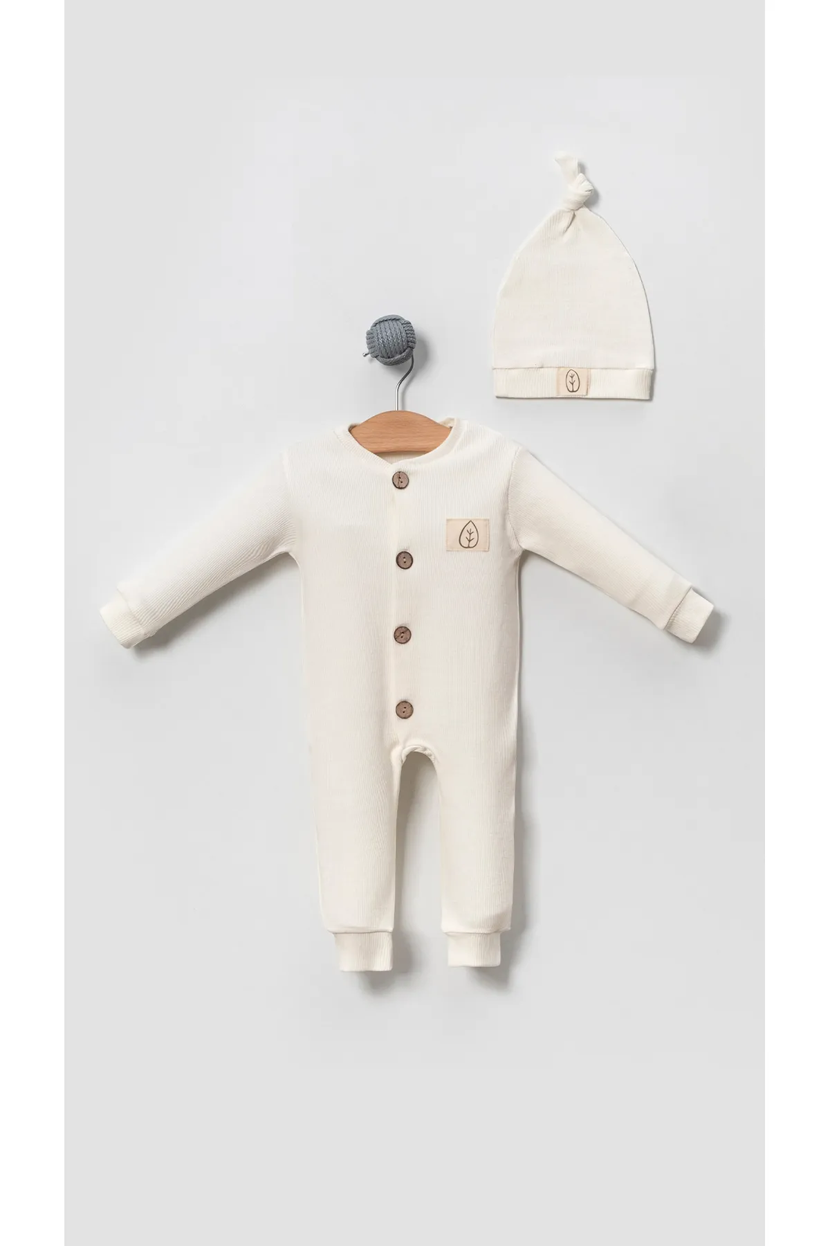 Bubito  Stylischer Unisex Baby-Overall mit Holzknopf und Mütze - weiß